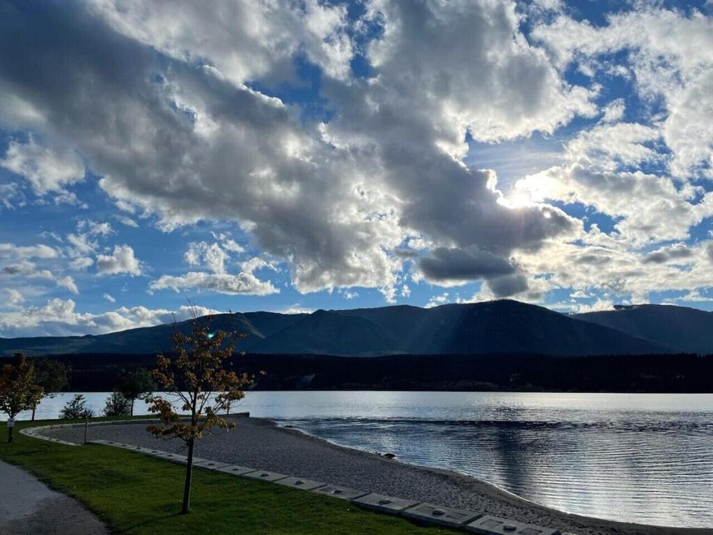 Akiskinook At Windermere Lake - Private Beach Access - New Pool And Hot Tub Now Open! Invermere Kültér fotó