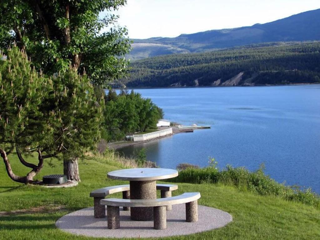 Akiskinook At Windermere Lake - Private Beach Access - New Pool And Hot Tub Now Open! Invermere Kültér fotó